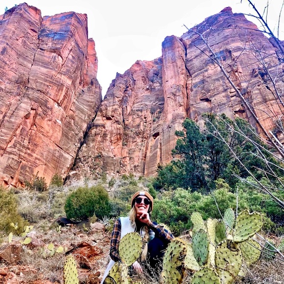 Hi! I’m Taylor :) 🎀 TopRated Seller❣️ - Picture 2 of 7